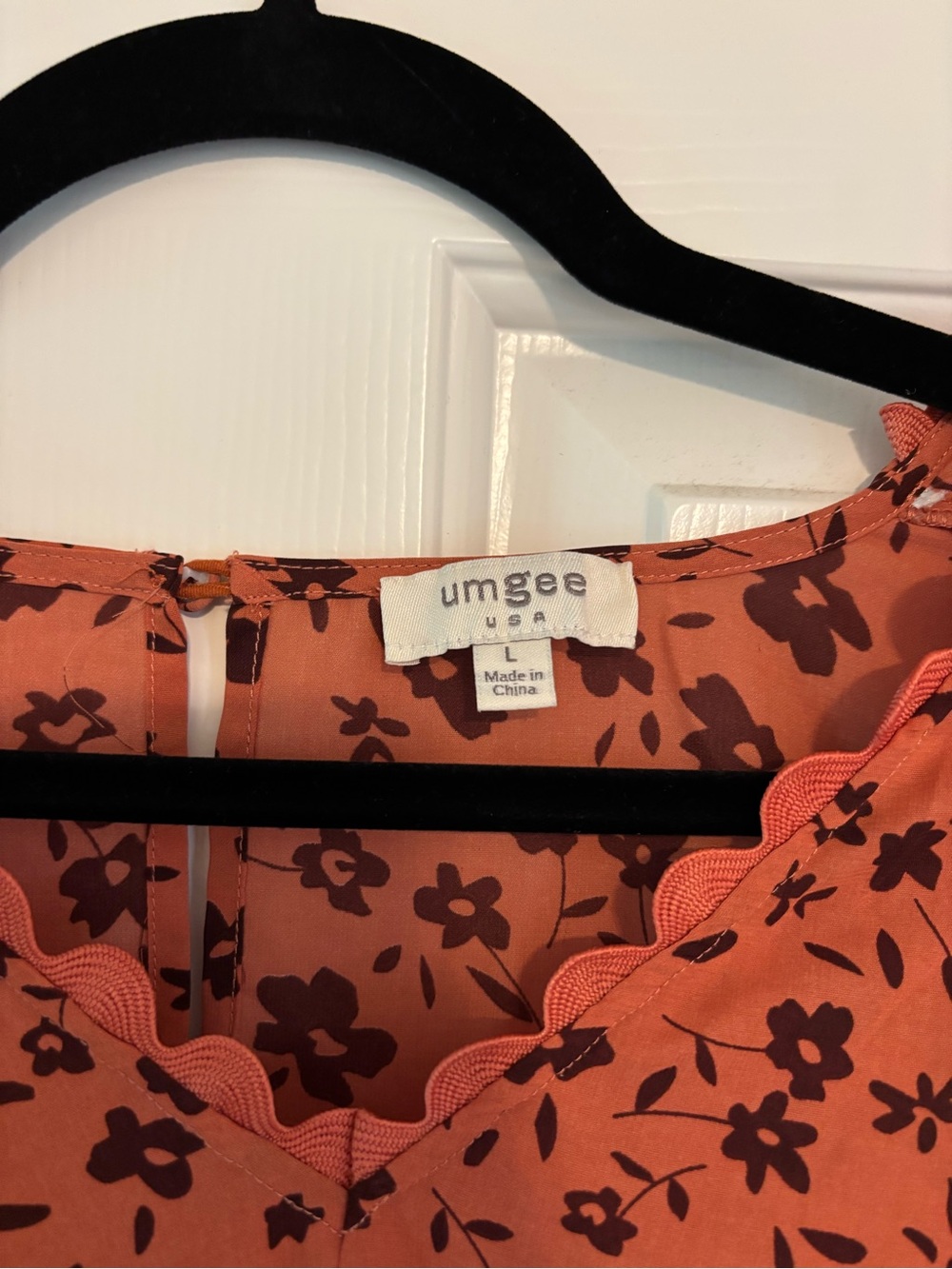 Umgee Rust Orange Floral Scalloped Neck Blouse - Picture 2 of 2